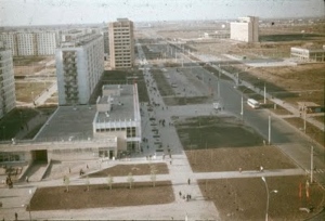 Tol'iatti in 1975 starting major construction in Central on Revolution Street. 
